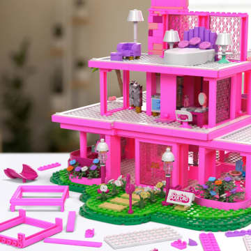 MEGA Barbie Dreamhouse Casa con bloques de construcción, mini muñecas y accesorios - Imagen 5 de 6