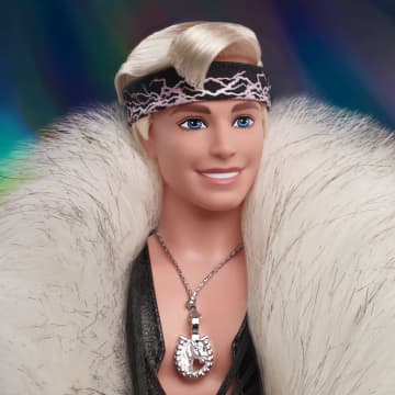 Ken Barbie La Película Muñeco Coleccionable Con Abrigo Grande De Piel Sintética Y Chaleco Negro Con Flecos Con Bandana - Imagen 3 de 6