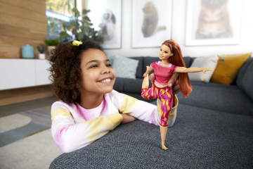 Barbie® Lalka Made to Move Czerwone ubranko