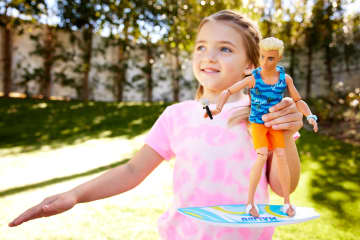 Barbie Coffret Surf Ken - Poupée Blonde Articulée, Planche De Surf, Chiot Et Accessoires