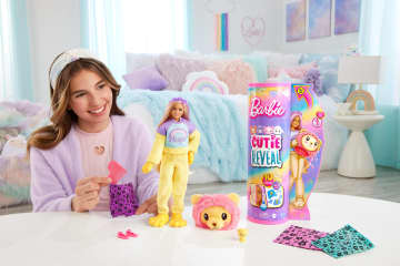 Muñeca Barbie Cutie Reveal de la serie Cozy Cute Tees con disfraz de león y accesorios - Image 2 of 6