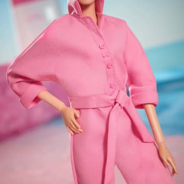 Barbie Le Film Poupée Barbie À Collectionner Inspirée Du Film Barbie Avec Margot Robbie, Avec Combinaison-Pantalon Rose, Lunettes De Soleil Et Foulard Dans Les Cheveux