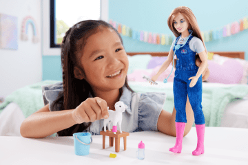 Barbie 65Ste Verjaardag Carrière Veearts Pop En 10 Accessoires, Inclusief Lammetje Met Bewegende Oren