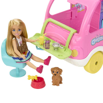 Barbie Chelsea 2-In-1 Camper, Speelset Met Kleine Pop Chelsea, 2 Dierenvriendjes En 15 Accessoires
