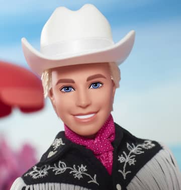 Die Ken-Sammlerpuppe Aus Dem Barbie-Spielfilm Trägt Ein Schwarzes Outfit Mit Weißen Fransen, Cowboyhut Und Stiefeln Zusammen Mit Einem Pinken Bandana - Bild 3 von 6