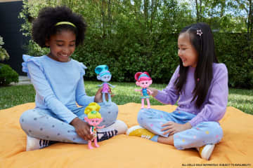 Dreamworks Trolls Band Together Trendsettin’ Chenille Fashion Doll, Toys Inspired By the Movie - Imagen 2 de 5