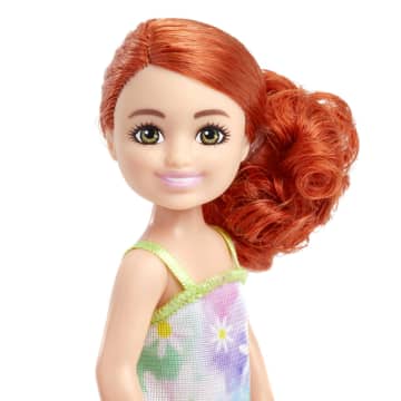 Barbie Chelsea Poupée, Cheveux Roux et Yeux Bleus, Robe Florale - Imagem 2 de 6