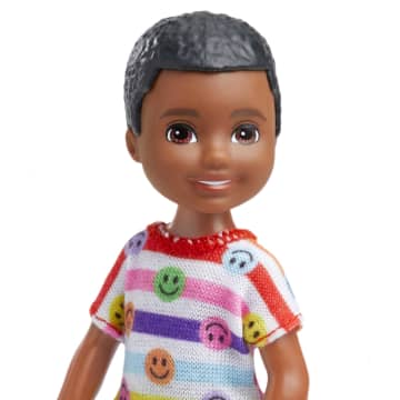 Barbie Boneco Chelsea Menino com Camiseta com Rostos Felizes - Image 2 of 4