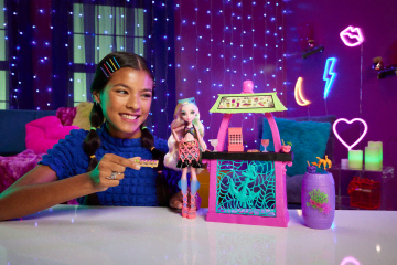 Monster High Lagoona Blue Fashion Doll And Playset, Scare-Adise Island Snack Shack With Food Accessories - Imagen 2 de 6
