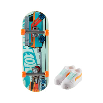 Hot Wheels Skate Veículo de Brinquedo Skateboard TIC-TAC TOWED™ com Tênis - Image 1 of 3