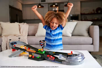 Disney And Pixar Cars Piston Cup Action Speedway Playset, 1:55 Scale Track Set With Toy Car - Imagen 2 de 6