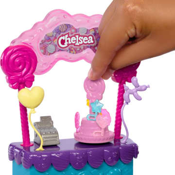 Barbie  Poupée Chelsea et Kiosque à Sucettes et Bonbons, 10Éléments - Imagen 3 de 6