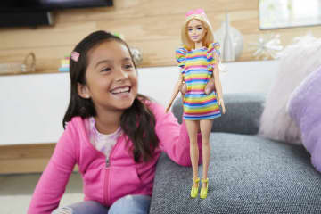 Barbie Fashionista Muñeca Vestido Rayado de Colores