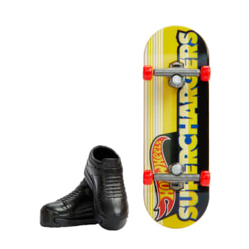 Hot Wheels Skate Vehículo de Juguete Patineta CHARGED-UP CHAMP™ con Tenis - Image 1 of 5