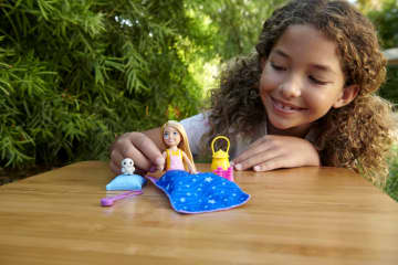 Barbie It Takes Two Boneca Chelsea Dia de Acampamento - Imagem 2 de 7