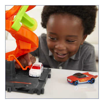 Hot Wheels City MEGA Car Wash With 1 Color Shifters Car, Toy For Kids