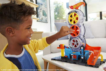 Hot Wheels City Super Twist Tire Shop Playset, Gift For Kids 4 To 8 Years Old