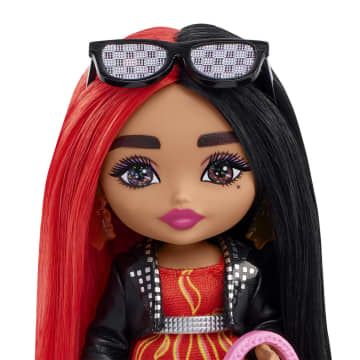 Barbie Extra Minis Muñeca Cabello Rojo y Negro - Imagen 4 de 5