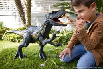 Jurassic World: Fallen Kingdom Dinosaur Toy, Super Colossal indoraptor Figure - Image 2 of 5