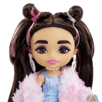 Barbie Extra Minis Muñeca Chamarra Peluda de Vaca - Imagen 4 de 5