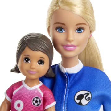 Barbie Profissões Boneca Treinadora de Futebol Loira - Image 3 of 5