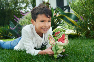 Jurassic World Dinosaur Sound Toy, Uncaged Fierce Launchin Dilophosaurus Figure