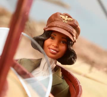 Barbie Signature Muñeca de Colección Inspiring Women Bessie Coleman - Imagem 3 de 6