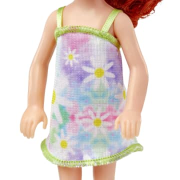 Barbie Chelsea Poupée, Cheveux Roux et Yeux Bleus, Robe Florale - Imagem 5 de 6