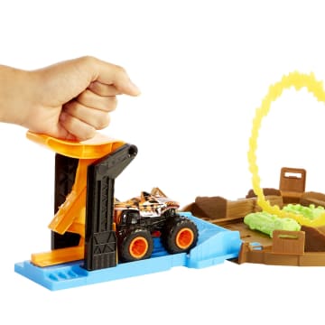 Hot Wheels Monster Trucks Stunt Tire Play Set With Launcher, 1 Hot Wheels 1:64 Scale Car & 1 Monster Truck
