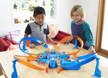 Hot Wheels Track Set With 1:64 Scale Toy Car, Criss-Cross Crash Track With Motorized Booster