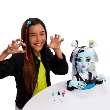 Monster High Frankie Stein Styling Head With 65+ Nail, Hair And Face Accessories - Imagen 2 de 6