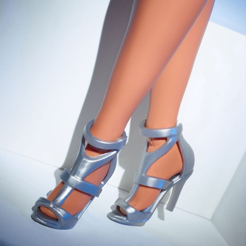Barbie Signature Barbie Looks Doll (Curvy, Brunette)
