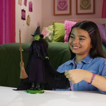 Universal Pictures-Kinofilm Wicked Elphaba Deluxe-Modepuppe Und Accessoires Mit Geflochtenen Haaren, Verschiedene Posen Möglich