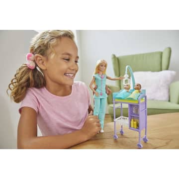 Barbie Carriere Infermiera con Accessori Mattel HBW99