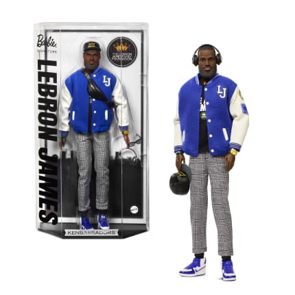 Muñeco Kenbassador Coleccionable De Lebron James De Barbie Signature Con Conjunto De Chaqueta Universitaria Y Accesorios - Bild 1 von 6