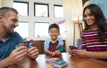UNO Flip! Card Game in Storage & Travel Tin, Color Blind Accessible Deck For Kids & Families - Imagen 1 de 5