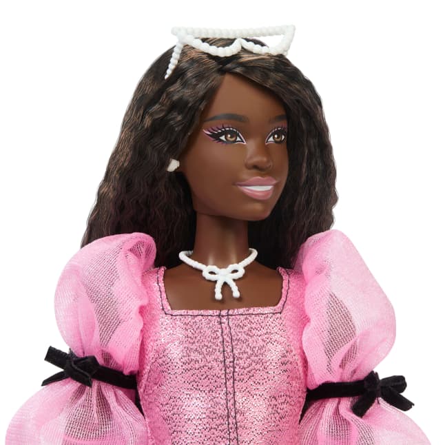 Muñeca Barbie Deluxe Style N.º 14 Con Vestido Barbiecore Rosa Metalizado, Mangas Abullonadas Y Pelo Castaño - Image 1 of 5