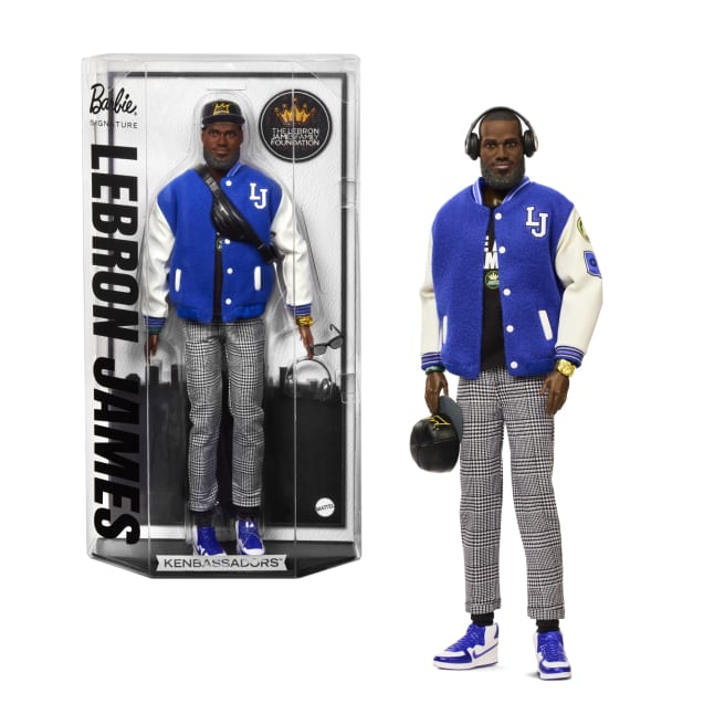 Muñeco Kenbassador Coleccionable De Lebron James De Barbie Signature Con Conjunto De Chaqueta Universitaria Y Accesorios - Bild 1 von 6