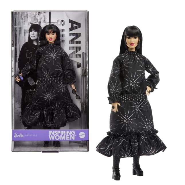 Barbie – Femmes Inspirantes – Poupée et Acc. – Anna Sui, Robe Noire - Image 1 of 6