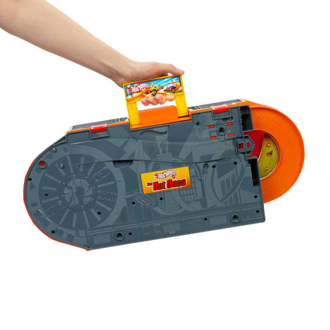 Hot Wheels Rajdowe miasto Przenośny zestaw, 3 metalowe autka w skali 1:64 i tor Szybki klik Zabawka 3+