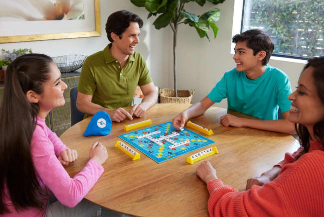 Scrabble Pokémon Bordspel, Klassiek Woordspel Voor Families Met Twee Manieren Om Te Spelen Voor 2-4 Spelers, Nederlandse Editie