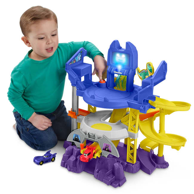 Fisher-Price Dc Batwheels Batcaverna Lancia E Sfreccia, Playset Con Pista Con Luci E Suoni, Versione Italiana