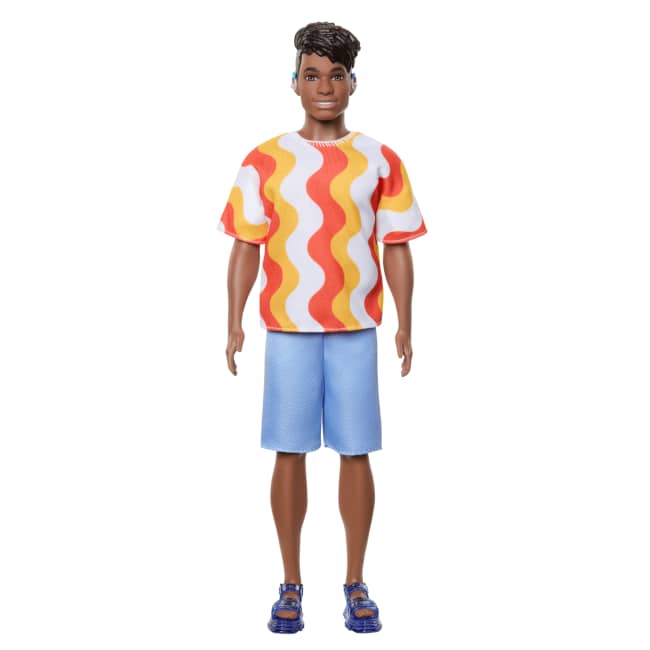 Barbie Fashionistas Ken-Puppe Nr. 220 Mit Hörgeräten, Die Ein Orangefarbenes Shirt Und Plateau-Schuhe Trägt