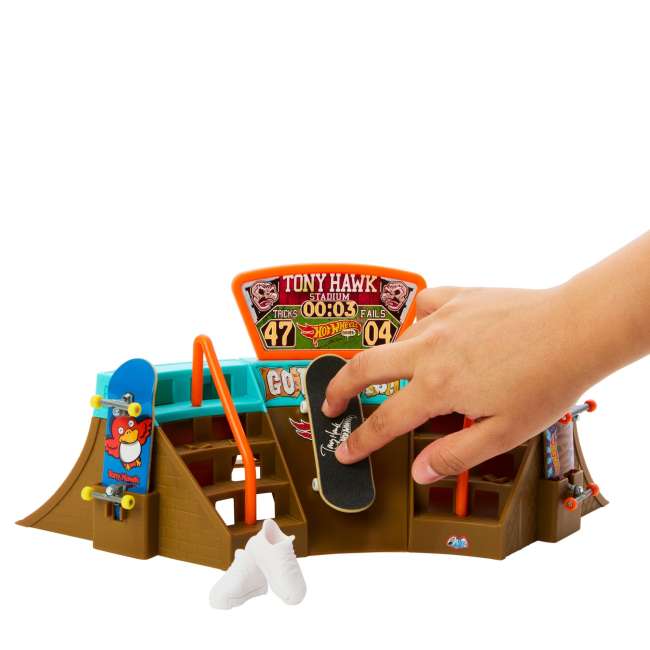 Hot Wheels Skate Stadium Set With Exclusive Fingerboard And Skate Shoes