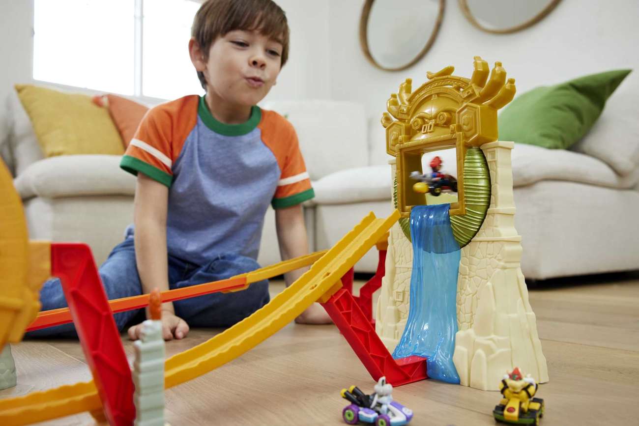 Conjunto De Juego Carrera En La Selva De “Super Mario Bros.: La Película” De Hot Wheels Con Un Coche De Juguete Metálico De Mario