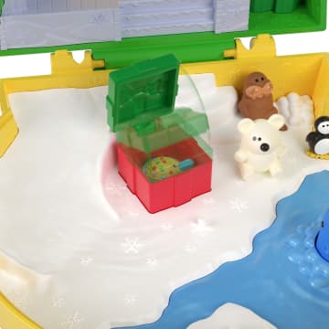 Polly Pocket Micro Dolls And Playset, Collaboration Elf Compact With 6 Accessories, Holiday Theme - Imagen 4 de 6