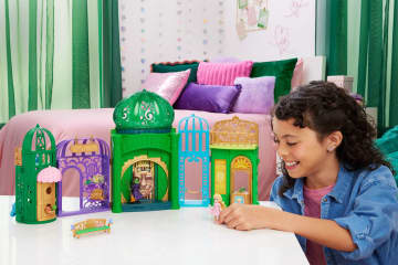 Universal Pictures’ Wicked Emerald City Small Doll Playset With 5 Play Spaces & 15 Accessories - Imagen 2 de 6