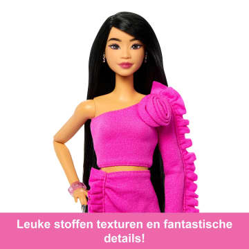 Barbie Luxe Stijl Nr. 2 Pop in Roze Barbiecore Set Met Topje En Rok, Zwart Haar En Beenprothese - Image 4 of 6