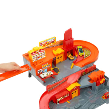 Hot Wheels Rajdowe miasto Przenośny zestaw, 3 metalowe autka w skali 1:64 i tor Szybki klik Zabawka 3+ - Image 6 of 6