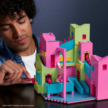 Kit Giocattolo Da Costruire Con Action Figure MEGA Squid Game La Scala (1707 Pezzi) Per Collezionisti - Image 2 of 6